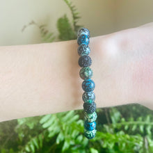 Load image into Gallery viewer, Black, Blue, Green, Spotted Glass &amp; Glitter Bead Bracelet
