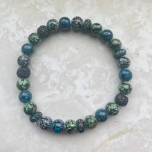Load image into Gallery viewer, Black, Blue, Green, Spotted Glass &amp; Glitter Bead Bracelet
